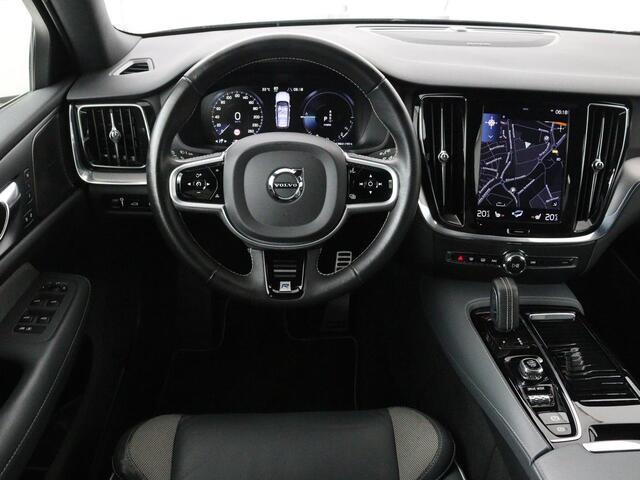 Volvo V60 2.0 T8 Recharge AWD R-Design | Trekhaak | Stoelverwarming | Camera | Harman/Kardon | Adaptive cruise | Memory | Carplay | Navigatie | 19'' lichtmetalen velgen