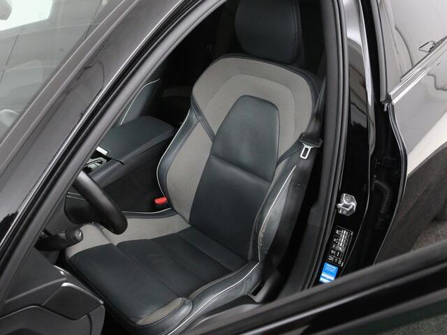 Volvo V60 2.0 T8 Recharge AWD R-Design | Trekhaak | Stoelverwarming | Camera | Harman/Kardon | Adaptive cruise | Memory | Carplay | Navigatie | 19'' lichtmetalen velgen