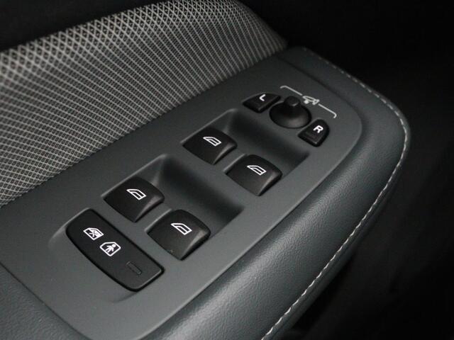 Volvo V60 2.0 T8 Recharge AWD R-Design | Trekhaak | Stoelverwarming | Camera | Harman/Kardon | Adaptive cruise | Memory | Carplay | Navigatie | 19'' lichtmetalen velgen