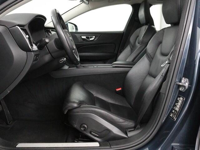 Volvo V60 2.0 D4 Momentum | 1e eigenaar | Panoramadak | Leder | Trekhaak | Stoelverwarming | Carplay | Navigatie | Full LED