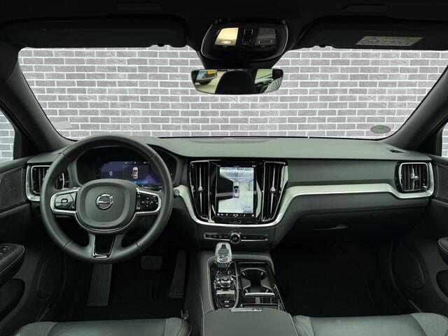 Volvo V60 2.0 T6 Plug-in hybrid AWD Plus Dark | Schuif/kantel panoramadak | 360° Camera | Stoel en stuurverwarming | Trekhaak | Adaptieve cruise control | Harman/Kardon audio | BLIS dodehoekdetectie |