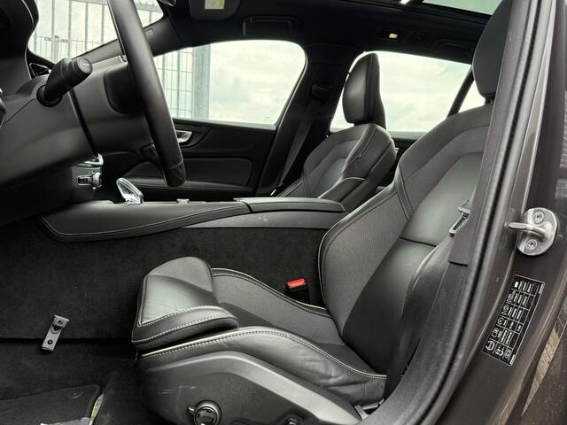 Volvo V60 2.0 T6 Plug-in hybrid AWD Plus Dark | Schuif/kantel panoramadak | 360° Camera | Stoel en stuurverwarming | Trekhaak | Adaptieve cruise control | Harman/Kardon audio | BLIS dodehoekdetectie |