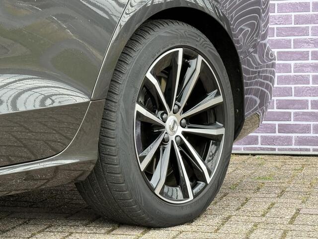 Volvo V60 2.0 T6 Plug-in hybrid AWD Plus Dark | Schuif/kantel panoramadak | 360° Camera | Stoel en stuurverwarming | Trekhaak | Adaptieve cruise control | Harman/Kardon audio | BLIS dodehoekdetectie |