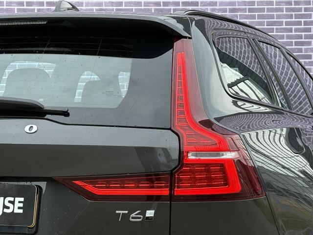 Volvo V60 2.0 T6 Plug-in hybrid AWD Plus Dark | Schuif/kantel panoramadak | 360° Camera | Stoel en stuurverwarming | Trekhaak | Adaptieve cruise control | Harman/Kardon audio | BLIS dodehoekdetectie |