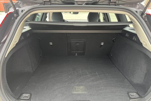 Volvo V60 2.0 B3 Essential Edition | Verwarmbare Voorstoelen | Adaptieve Cruise Control | Dodehoekdetectie Met Correctie | Verwarmbaar Stuurwiel | Parkeersensoren | Verwarmbare Achterbank | Navigatiesysteem | Keyless Start | Rijstrooksensor Met Correctie