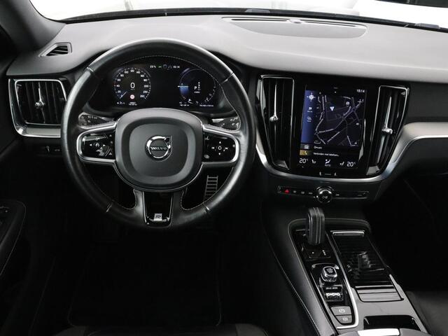 Volvo V60 2.0 T6 Recharge AWD R Design | Trekhaak | Stoelverwarming | Camera | Carplay | Half leder | Full LED | Navigatie | Parkeerhulp