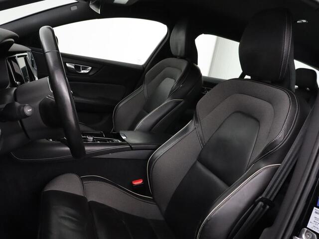 Volvo V60 2.0 T6 Recharge AWD R Design | Trekhaak | Stoelverwarming | Camera | Carplay | Half leder | Full LED | Navigatie | Parkeerhulp