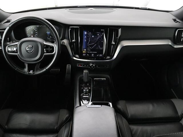 Volvo V60 2.0 T6 Recharge AWD R Design | Trekhaak | Stoelverwarming | Camera | Carplay | Half leder | Full LED | Navigatie | Parkeerhulp