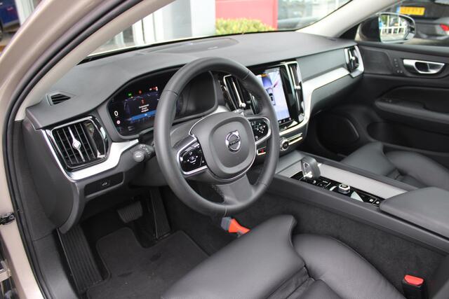 Volvo V60 2.0 B3 175PK PLUS DARK MILD HYBRID | PANORAMISCH SCHUIF/KANTELDAK | PREMIUM AUDIO HARMAN/KARDON | NAVIGATIE VIA GOOGLE AUTO | APPLE CARPLAY / ANDROID AUTO | FULL-LED ACTIVE HIGH BEAM KOPLAMPEN MET ADAPTIEVE BOCHTVERLICHTING EN EXTRA HOGE LICHOPBRENGST| LE