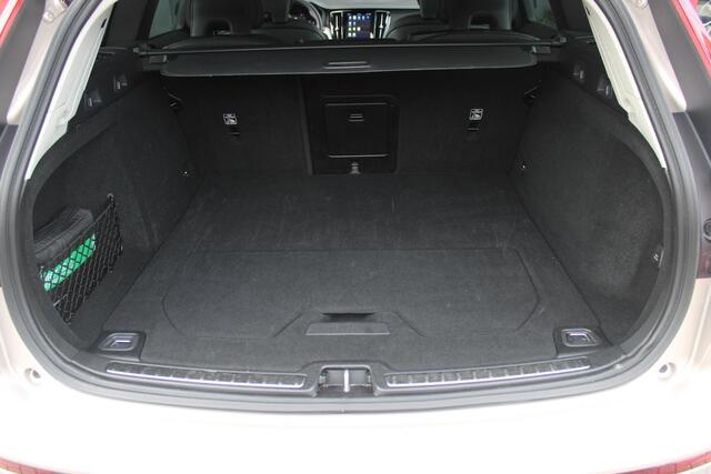 Volvo V60 2.0 B3 175PK PLUS DARK MILD HYBRID | PANORAMISCH SCHUIF/KANTELDAK | PREMIUM AUDIO HARMAN/KARDON | NAVIGATIE VIA GOOGLE AUTO | APPLE CARPLAY / ANDROID AUTO | FULL-LED ACTIVE HIGH BEAM KOPLAMPEN MET ADAPTIEVE BOCHTVERLICHTING EN EXTRA HOGE LICHOPBRENGST| LE