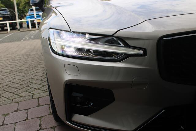Volvo V60 2.0 B3 175PK PLUS DARK MILD HYBRID | PANORAMISCH SCHUIF/KANTELDAK | PREMIUM AUDIO HARMAN/KARDON | NAVIGATIE VIA GOOGLE AUTO | APPLE CARPLAY / ANDROID AUTO | FULL-LED ACTIVE HIGH BEAM KOPLAMPEN MET ADAPTIEVE BOCHTVERLICHTING EN EXTRA HOGE LICHOPBRENGST| LE