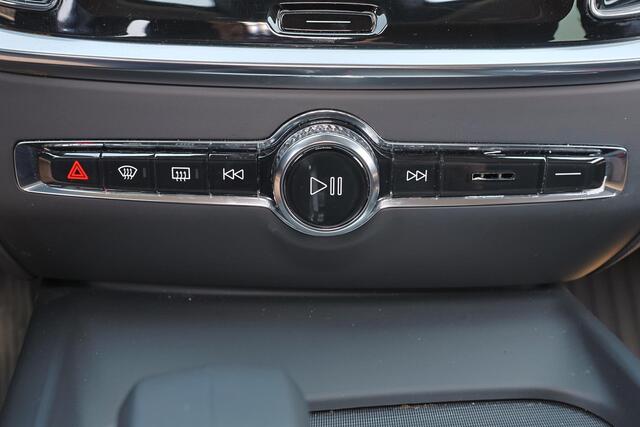 Volvo V60 B4 Plus Dark - IntelliSafe Assist & Surround - 360º Camera - Harman/Kardon audio - Adaptieve LED koplampen - Verwarmde voorstoelen, stuur & achterbank - Parkeersensoren voor & achter - Elektr. bedienb. voorstoelen met geheugen - Draadloze tel. lader - Sta