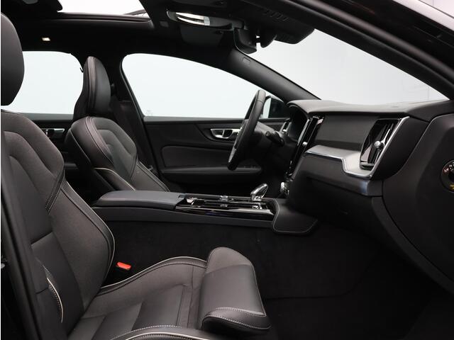 Volvo V60 2.0 T6 Plug-in hybrid AWD Plus Dark / Trekhaak / Panoramadak / Harman kardon / 360 Camera / Elektrische Stoelen / Stoel + Stuurverwarming / BLIS / Keyless /