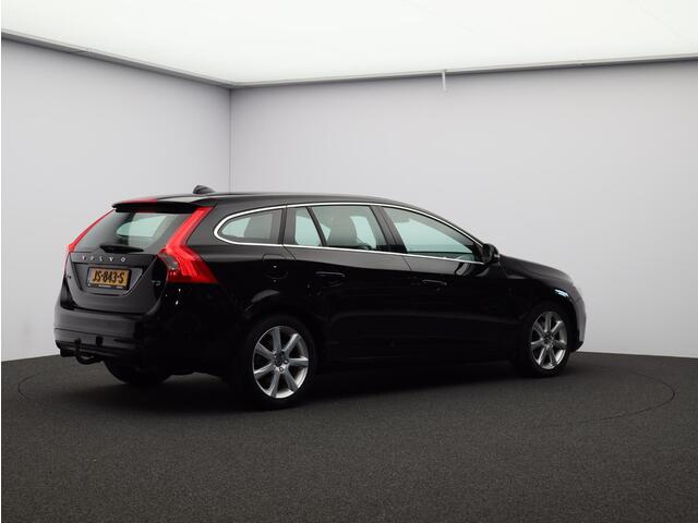 Volvo V60 1.5 T3 Momentum / Trekhaak / Parkeersensoren Achter / All-Seasonbanden / Airco / Navigatie /
