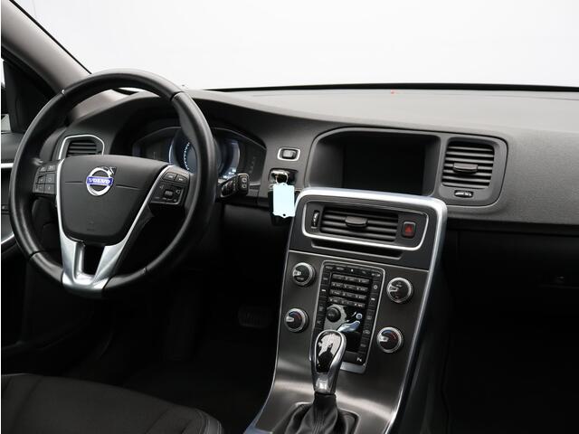 Volvo V60 1.5 T3 Momentum / Trekhaak / Parkeersensoren Achter / All-Seasonbanden / Airco / Navigatie /