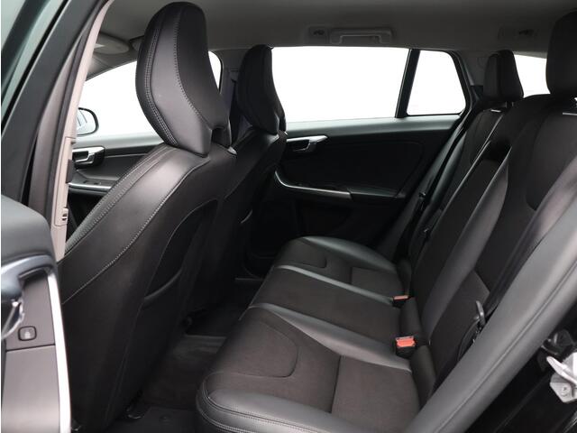 Volvo V60 1.5 T3 Momentum / Trekhaak / Parkeersensoren Achter / All-Seasonbanden / Airco / Navigatie /