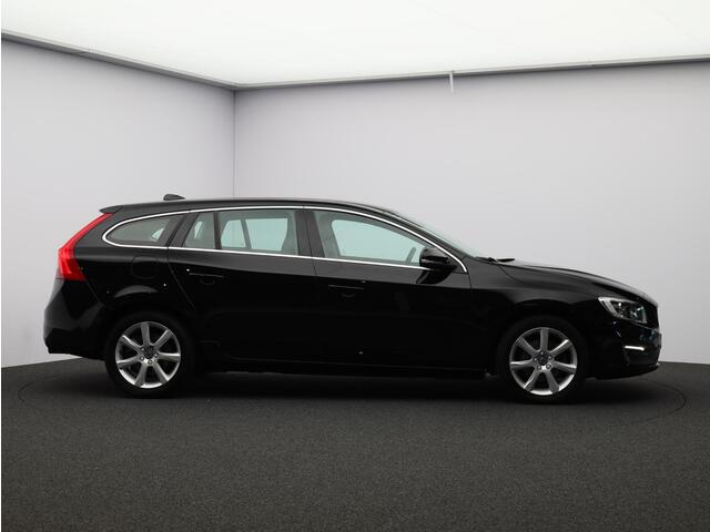 Volvo V60 1.5 T3 Momentum / Trekhaak / Parkeersensoren Achter / All-Seasonbanden / Airco / Navigatie /