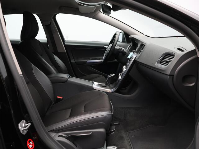 Volvo V60 1.5 T3 Momentum / Trekhaak / Parkeersensoren Achter / All-Seasonbanden / Airco / Navigatie /
