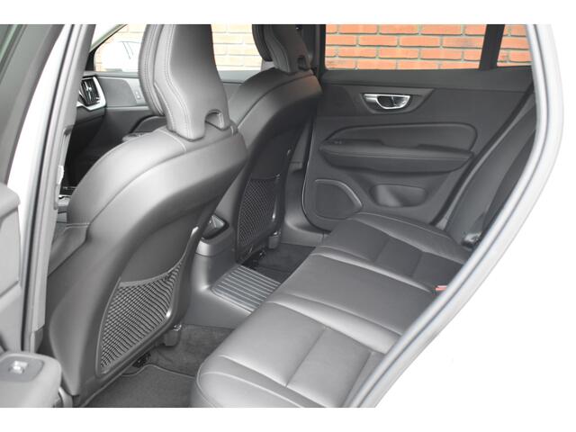 Volvo V60 T6 350PK Plug-in hybrid AWD Essential Edition | Trekhaak | Climate Pack | Moritz leder | Driver Assist Pack | 19'' |