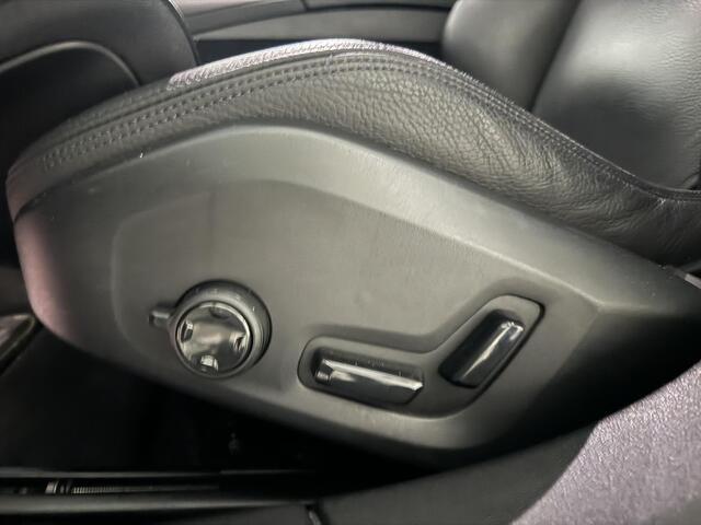 Volvo V60 2.0 T8 AWD R-Design Aut. | panorama | pilot-assist | trekhaak | leder |
