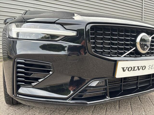 Volvo V60 2.0 T6 Plug-in hybrid AWD Plus Dark / Panorama-dak / 360 camera / Elektr. inklapbare trekhaak / Elektr. voorstoelen met geheugen /