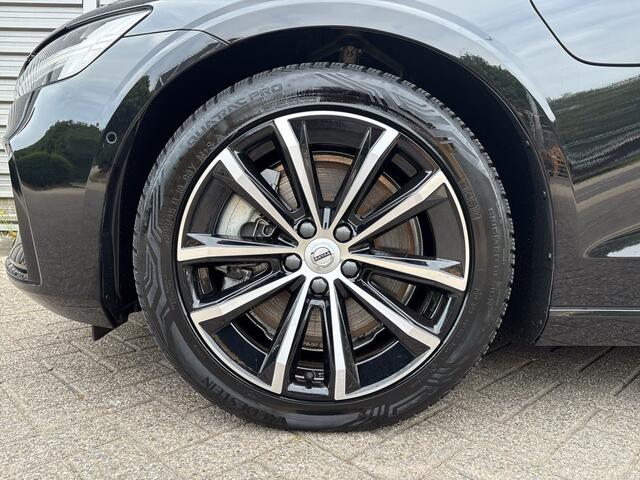 Volvo V60 2.0 T6 Plug-in hybrid AWD Plus Dark / Panorama-dak / 360 camera / Elektr. inklapbare trekhaak / Elektr. voorstoelen met geheugen /