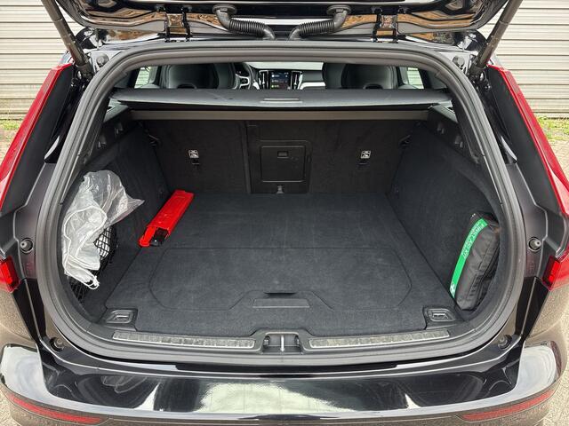 Volvo V60 2.0 T6 Plug-in hybrid AWD Plus Dark / Panorama-dak / 360 camera / Elektr. inklapbare trekhaak / Elektr. voorstoelen met geheugen /