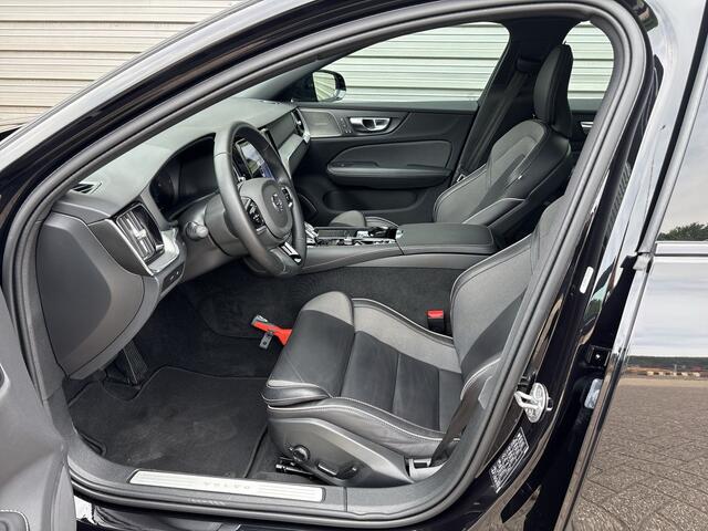 Volvo V60 2.0 T6 Plug-in hybrid AWD Plus Dark / Panorama-dak / 360 camera / Elektr. inklapbare trekhaak / Elektr. voorstoelen met geheugen /