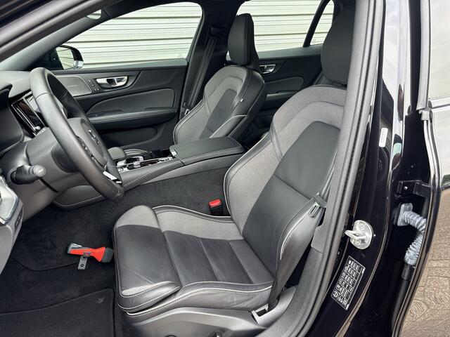 Volvo V60 2.0 T6 Plug-in hybrid AWD Plus Dark / Panorama-dak / 360 camera / Elektr. inklapbare trekhaak / Elektr. voorstoelen met geheugen /