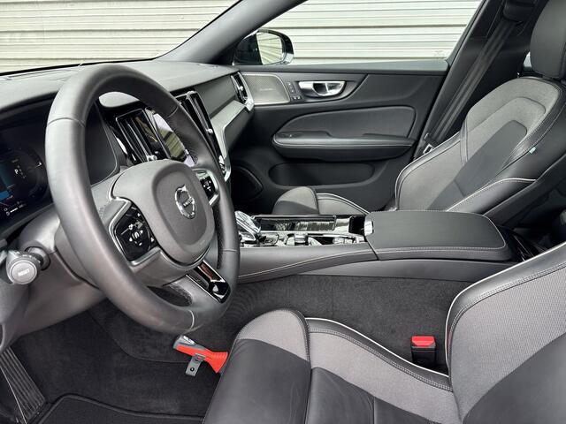 Volvo V60 2.0 T6 Plug-in hybrid AWD Plus Dark / Panorama-dak / 360 camera / Elektr. inklapbare trekhaak / Elektr. voorstoelen met geheugen /
