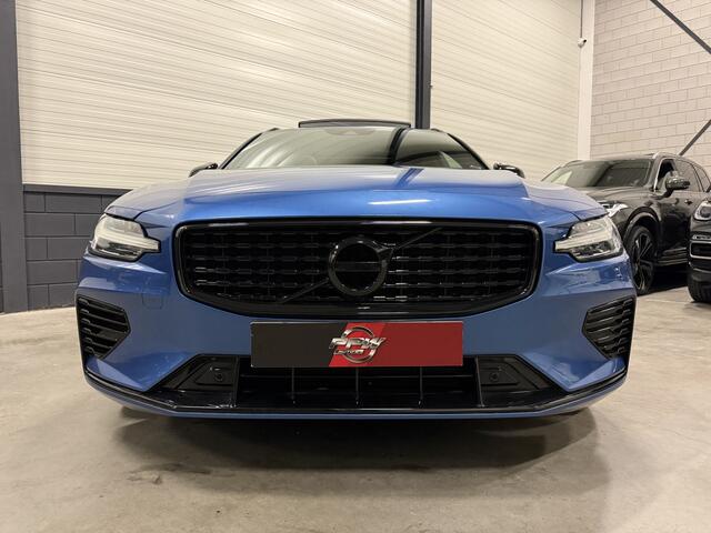 Volvo V60 T8 Twin Engine AWD R-Design PANO/B&W/TREKHAAK/MEMORY/HEAD-UP/CAMERA/ACC/PILOT-ASSIST/BURSTING-BLUE METALLIC/BLACK-DESIGVOLVO DEALER HISTORIE
