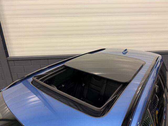 Volvo V60 T8 Twin Engine AWD R-Design PANO/B&W/TREKHAAK/MEMORY/HEAD-UP/CAMERA/ACC/PILOT-ASSIST/BURSTING-BLUE METALLIC/BLACK-DESIGVOLVO DEALER HISTORIE