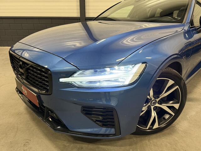 Volvo V60 T8 Twin Engine AWD R-Design PANO/B&W/TREKHAAK/MEMORY/HEAD-UP/CAMERA/ACC/PILOT-ASSIST/BURSTING-BLUE METALLIC/BLACK-DESIGVOLVO DEALER HISTORIE