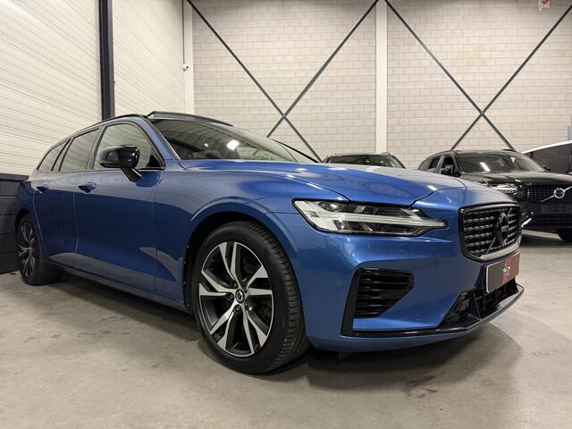 Volvo V60 T8 Twin Engine AWD R-Design PANO/B&W/TREKHAAK/MEMORY/HEAD-UP/CAMERA/ACC/PILOT-ASSIST/BURSTING-BLUE METALLIC/BLACK-DESIGVOLVO DEALER HISTORIE