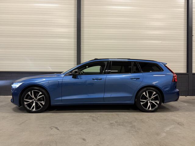 Volvo V60 T8 Twin Engine AWD R-Design PANO/B&W/TREKHAAK/MEMORY/HEAD-UP/CAMERA/ACC/PILOT-ASSIST/BURSTING-BLUE METALLIC/BLACK-DESIGVOLVO DEALER HISTORIE