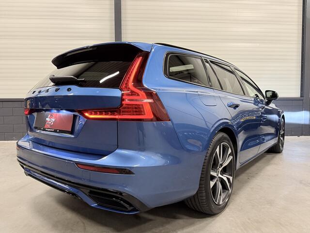 Volvo V60 T8 Twin Engine AWD R-Design PANO/B&W/TREKHAAK/MEMORY/HEAD-UP/CAMERA/ACC/PILOT-ASSIST/BURSTING-BLUE METALLIC/BLACK-DESIGVOLVO DEALER HISTORIE
