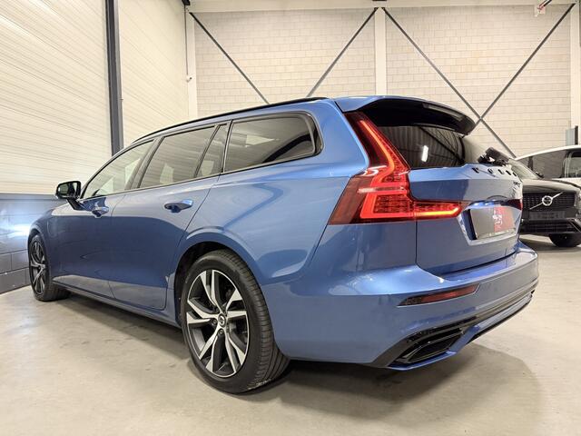 Volvo V60 T8 Twin Engine AWD R-Design PANO/B&W/TREKHAAK/MEMORY/HEAD-UP/CAMERA/ACC/PILOT-ASSIST/BURSTING-BLUE METALLIC/BLACK-DESIGVOLVO DEALER HISTORIE
