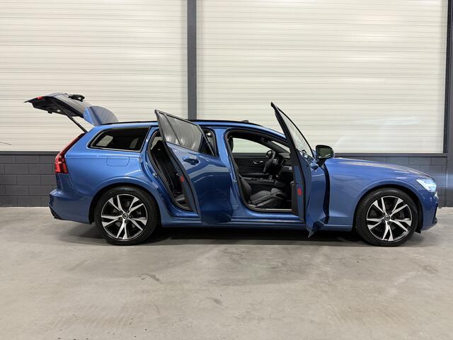 Volvo V60 T8 Twin Engine AWD R-Design PANO/B&W/TREKHAAK/MEMORY/HEAD-UP/CAMERA/ACC/PILOT-ASSIST/BURSTING-BLUE METALLIC/BLACK-DESIGVOLVO DEALER HISTORIE