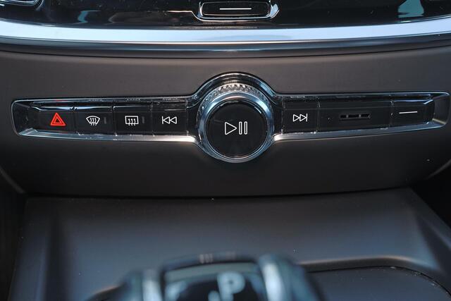 Volvo V60 T5 Momentum - IntelliSafe Assist & Surround - Verwarmde voorstoelen - Parkeersensoren voor & achter - Elektr. inklapbare trekhaak - 18' LMV