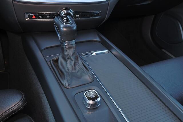 Volvo V60 T5 Momentum - IntelliSafe Assist & Surround - Verwarmde voorstoelen - Parkeersensoren voor & achter - Elektr. inklapbare trekhaak - 18' LMV