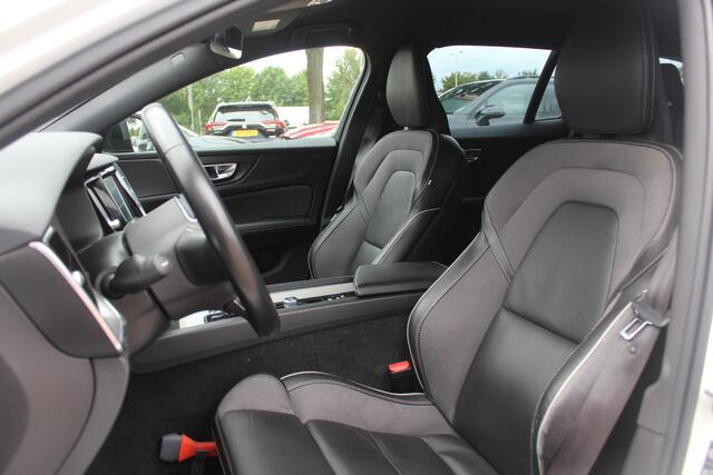 Volvo V60 2.0 B3 R-Design / Trekhaak / Camera / Leder / 19'' / Navigatie / Dodehoek / DAB / Stuur+Stoelverwarming / ACC