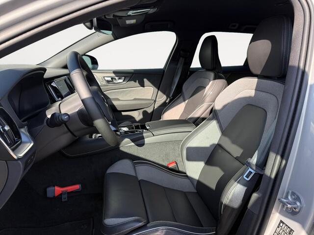 Volvo V60 2.0 T6 Plug-in hybrid AWD Plus Dark | Trekhaak | Sportstoelen | Stoelverwarming | Harman/Kardon Audio |