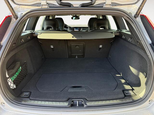 Volvo V60 2.0 T6 Plug-in hybrid AWD Plus Dark | Trekhaak | Sportstoelen | Stoelverwarming | Harman/Kardon Audio |