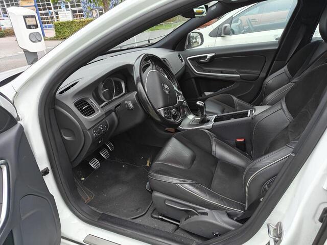Volvo V60 2.0 T3 R-Design | Trekhaak | Standkachel | Bi-Xenon | Stoel verwarming | Navigatie | PDC | Volvo On Call |