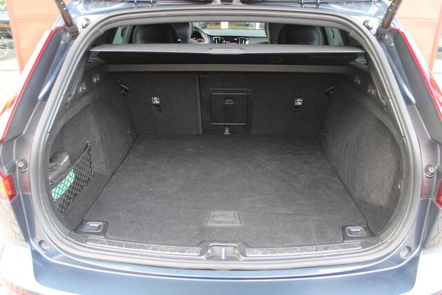 Volvo V60 2.0 B3 R-DESIGN 177PK MILD HYBRID GEARTRONIC 8 | PANORAMISCH SCHUIF/KANTELDAK | PREMIUM AUDIO BY HARMAN KARDON | 19" 5-TRIPPLE SPAAKS BLACK/DIAMAND CUT LICHTMETALEN VELGEN | BLINDSPOT INFOMATION SYSTEM (BLIS) | VERWARMDE VOORRUIT |VERWARMDE AQUABLADE RUIT