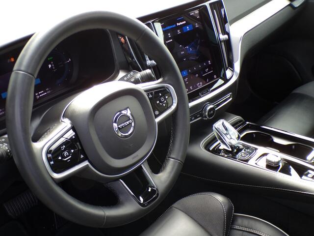 Volvo V60 2.0 T6 PHEV AWD Plus Dark, SOH 95% / Full LED / Elektr. Schuifdak / Camera + Sensoren / Stoel + stuurverwarming / 19' Sportvelgen