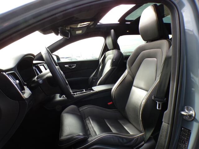 Volvo V60 2.0 T6 PHEV AWD Plus Dark, SOH 95% / Full LED / Elektr. Schuifdak / Camera + Sensoren / Stoel + stuurverwarming / 19' Sportvelgen