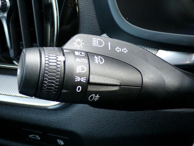 Volvo V60 2.0 T6 PHEV AWD Plus Dark, SOH 95% / Full LED / Elektr. Schuifdak / Camera + Sensoren / Stoel + stuurverwarming / 19' Sportvelgen