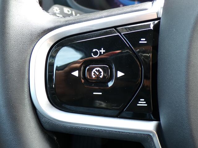 Volvo V60 2.0 T6 PHEV AWD Plus Dark, SOH 95% / Full LED / Elektr. Schuifdak / Camera + Sensoren / Stoel + stuurverwarming / 19' Sportvelgen
