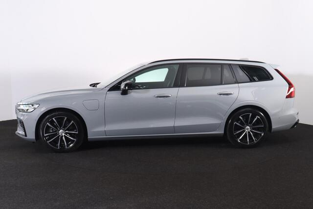 Volvo V60 T6 Recharge AWD Plus Dark - LONG RANGE - IntelliSafe Assist & Surround - 360º Camera - Harman/Kardon audio - Adaptieve LED koplampen - Verwarmde voorstoelen, stuur & achterbank - Parkeersensoren voor & achter - Elektr. bedienb. voorstoelen met geheugen - 